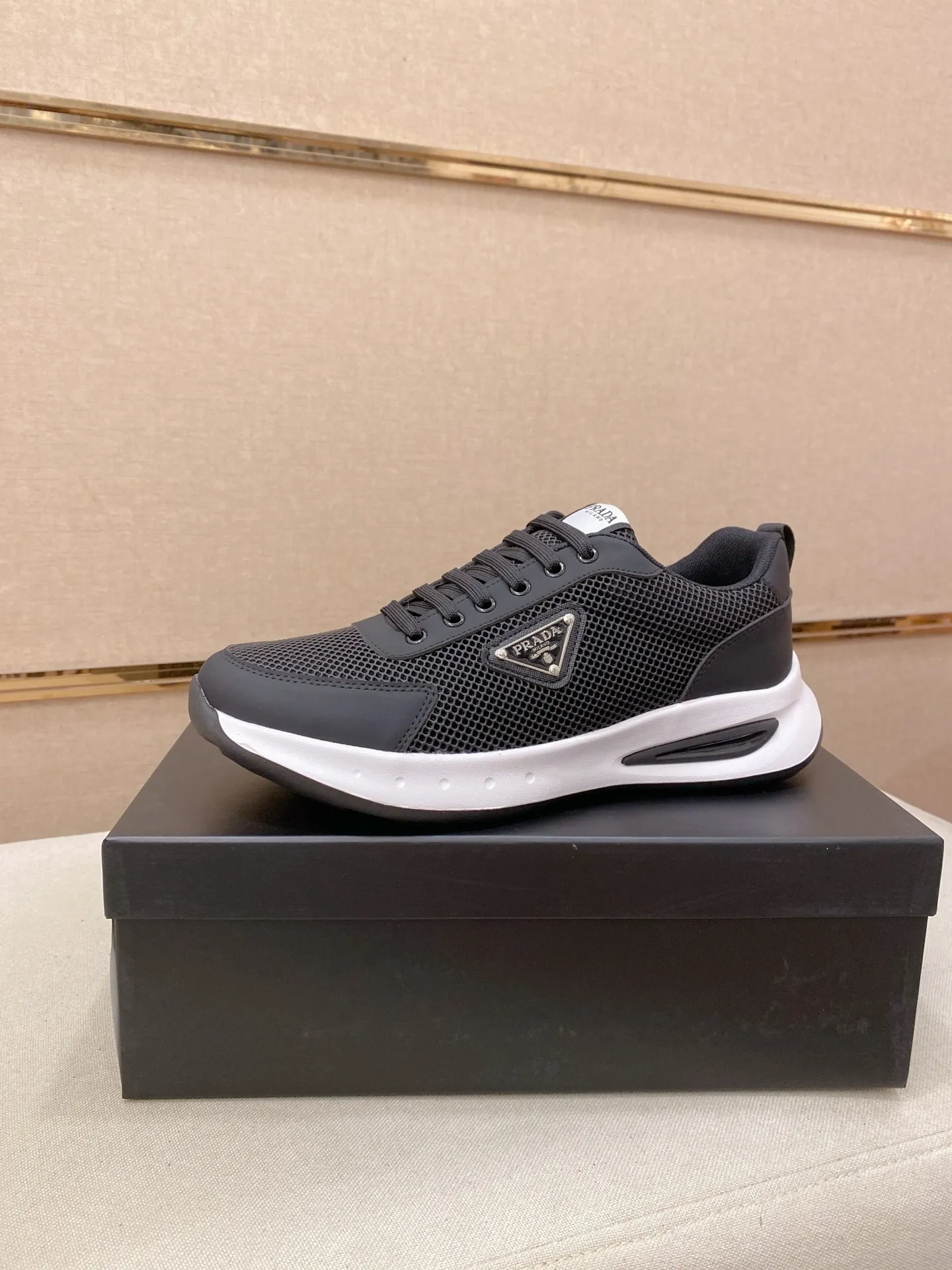 Men's men's shoes💰: 440💰[Prada～Prada] Trendy new styles are on the market. Same style as the official website. Counter quality. Original version. [Strong] [Strong] Imported selected first-layer cowhide. Comfortable and breathable sheepskin lining, fine workmanship, upper layer made of 100% pure cowhide, original last shape, comfortable on the feet, shoe sizes 38 to 44